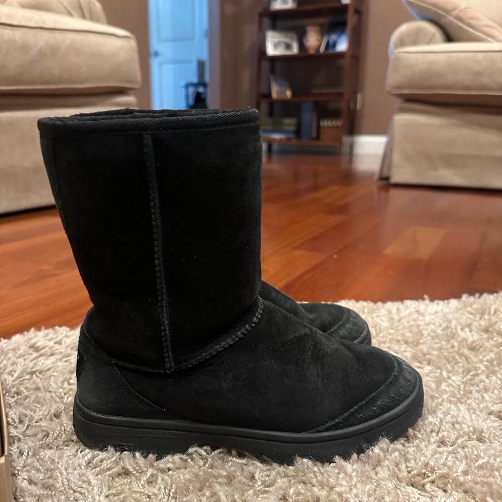 Ugg boots: Women’s size 7 ultimate short boot in black